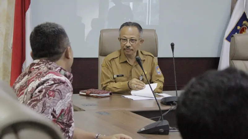 Dirjen Bina Pemdes Kemendagri Eko Prasetyanto Purnomo Putro saat menerima audiensi Direktur Direktorat Kelembagaan Universitas Brawijaya Sujarwo. (Istimewa)