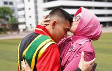 FOTO: Pelukan Haru Ibu Warnai Wisuda Perwira Remaja Akmil