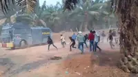 Duduk Perkara Water Cannon Polisi Dilempari Massa Bawa Sajam di Mesuji