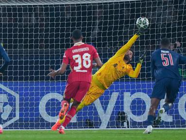Alisson Becker, kiper Liverpool, baru saja mencatatkan momen bersejarah dalam kariernya saat menghadapi Paris Saint-Germain (PSG) pada leg pertama babak 16 besar Liga Champions. (AP Photo/Aurelien Morissard)