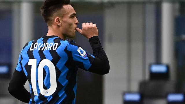 Penyerang Inter Milan, Lautaro Martinez mencetak gol ke gawang Crotone pada lanjutan Liga Italia 2020/2021, Minggu (3/1/2021) di Giuseppe Meazza.