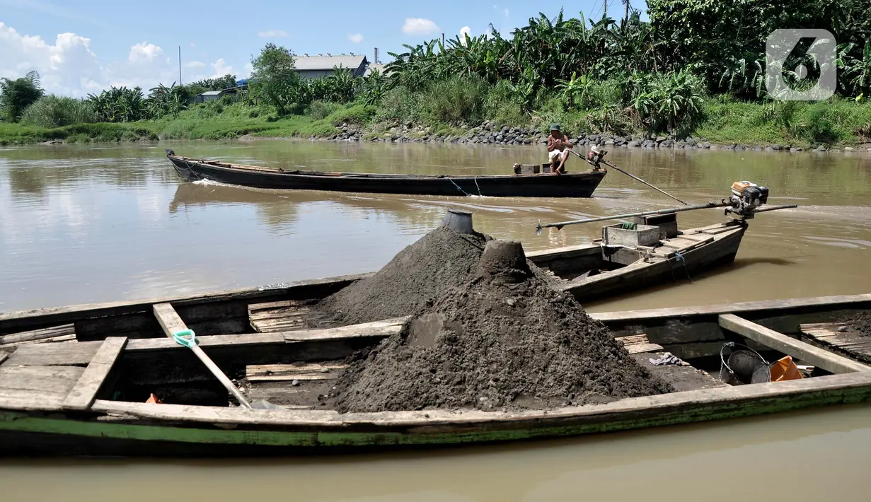 Perahu yang digunakan para penambang pasir di Sungai Klawing, Desa Toyarejo, Purbalingga, Jawa Tengah, Minggu (15/5/2022). Sehudin (62) salah satu penambang mengungkapkan para pekerja mampu menggali pasir dan memuat 10 hingga 50 truk dalam sehari. Tiap satu perahu mampu mengangkut 1 meter kubik dengan harga upah Rp110.000. (merdeka.com/Iqbal S Nugroho)