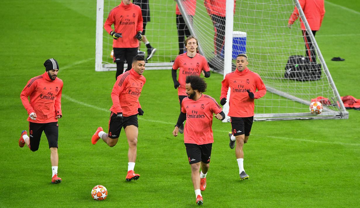 Para pemain Real Madrid melakukan latihan jelang laga Liga Champions 2019 di Johan Cruijff Arena, Selasa (12/2). Real Madrid akan berhadapan dengan Ajax Amsterdam. (AFP/Emmanuel Dunand)