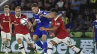 Bek Manchester United Lisandro Martinez (kanan) mencoba menghentikan Harvey Barnes dari Leicester City dalam pertandingan Liga Inggris di King Power Stadium, Leicester, Jumat (2/9/2022) dini hari WIB. MU menang 1-0 atas Leicester. (AP Photo/Rui Vieira)