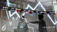 Pengunjung memperhatikan layar indeks harga saham gabungan di Bursa Efek Indonesia, Jakarta, Kamis (10/11). Indeks harga saham gabungan (IHSG) Kamis, 10 November 2016 naik 36,46 poin atau 0,67 persen ke level 5.450,78. (Liputan6.com/Angga Yuniar)