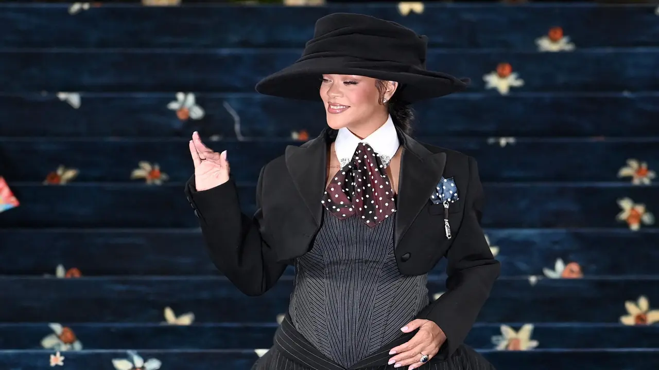 Tampil Elegan di Met Gala 2025, Rihanna Pamer Kehamilan Anak Ketiga