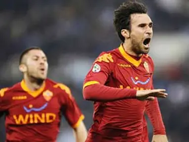Selebrasi striker AS Roma Mirko Vucinic seusai menjebol gawang Lazio dalam derby della capitale di Olimpico, 18 April 2010. Roma unggul 2-1. AFP PHOTO / FILIPPO MONTEFORTE 