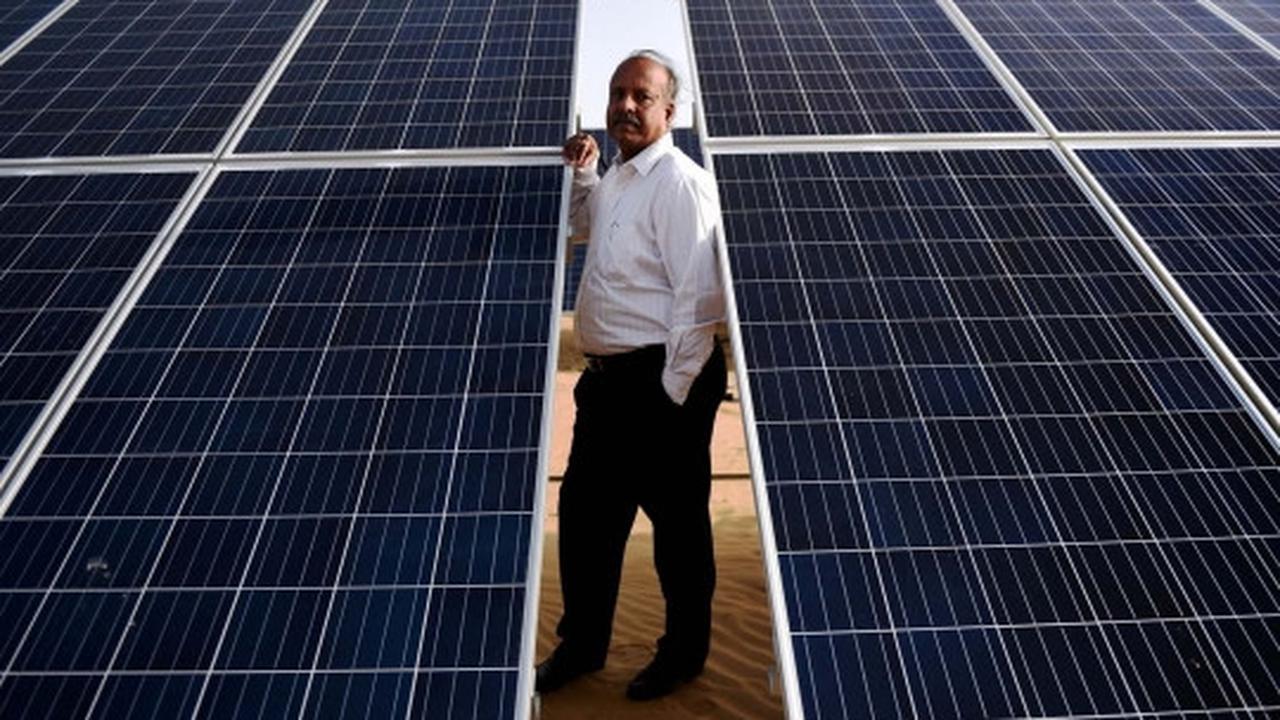Melihat pembangunan pusat pembangkit tenaga surya India