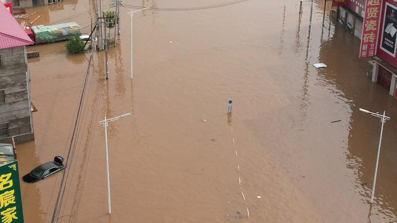 FOTO: Hujan Lebat Akibat Topan Doksuri di China Ubah Jalanan Jadi Mirip Sungai, Ratusan Ribu Warga Terdampak dan Beginilah Potretnya