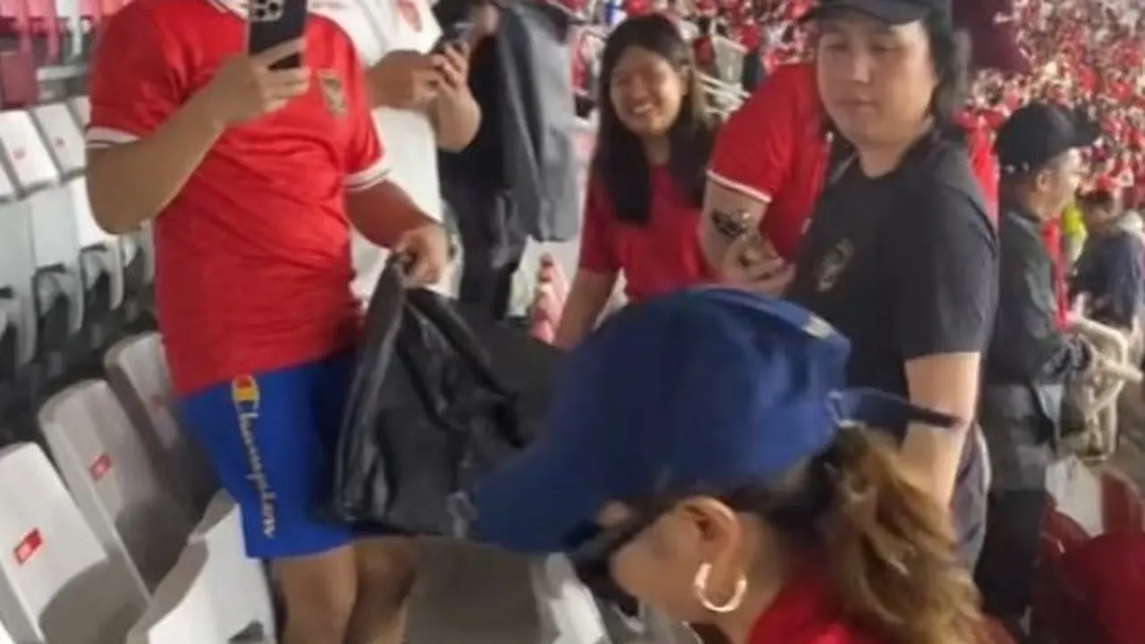 Terinspirasi Suporter Jepang, Fans Timnas Indonesia Bersihkan Sampah di GBK Usai Laga Lawan Arab Saudi.  foto: TikTok @buburayamrenyah