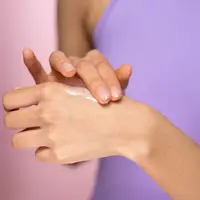 Ilustrasi menggunakan sunscreen sebagai salah satu cara mengatasi masalah kulit kering. Credits: pexels.com by Ron Lach