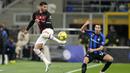 Bek Inter Milan Matteo Darmian mencoba untuk memblokir tembakan bek AC Milan Theo Hernandez dalam laga pekan ke-21 Liga Italia 2022/2023 di Giuseppe Meazza, Senin dini hari WIB (6/2/2023). Kali ini, Inter kembali kembali menaklukkan Milan dalam lanjutan Liga Italia 2022/2023. (AP Photo/Antonio Calanni)