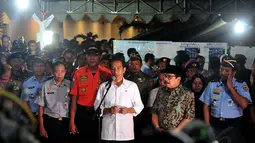 Presiden RI, Joko Widodo melakukan jumpa pers di luar ruangan Crisis Center, Bandara Juanda, Surabaya, Selasa (30/12/2014). Presiden Jokowi menyatakan rasa belasungkawa kepada keluarga korban pesawat Air Asia QZ 8501. (Liputan6.com/Johan Tallo)