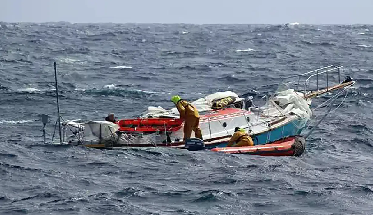 Kapal patroli ikan Prancis, FPV Osiris berhasil menyelamatkan pelaut India, Abhilash Tomy di Samudera Hindia, Selasa (25/9). Abhilash dan perahunya hanyut sejauh 3.500 kilometer dari pesisir Australia Barat. (HO/AUSTRALIAN MARITIME SAFETY AUTHORITY/AFP)