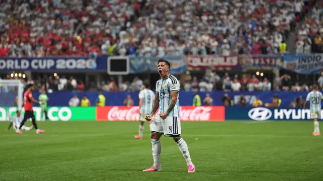 Pemain Argentina Enzo Fernandez merayakan gol
