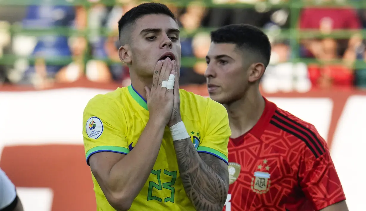 <p>Reaksi kecewa pemain Timnas Brasil U-23, Gabriel Perc setelah gagal memanfaatkan peluang di depan gawang Argentina U-23 pada laga Kualifikasi Olimpiade Paris 2024 Zona Conmebol di Brigido Iriarte Stadium, Caracas, Venezuela, Minggu (11/2/2024). (AP Photo/Matias Delacroix)</p>