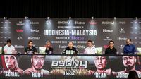 CEO Byon, Yoshua Marcellos yang juga akrab disapa Cellos (tengah), menggelar sesi jumpa pers&nbsp;Byon Combat Showbiz Volume 4 yang berlangsung di SCTV Tower, Jakarta, Senin (28/10/2024) siang WIB. Nantinya,&nbsp;Byon Combat Showbiz Volume 4 akan mempertemukan&nbsp;petarung Indonesia versus Malaysia di Tennis Indoor Senayan, Jakarta pada 30 November mendatang. (Bola.com/Bagaskara Lazuardi)