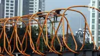 Aktivitas pekerja saat menyelesaikan pembangunan Sky Walk Kebayoran Lama, Jakarta, Selasa (11/10/2022). Jembatan penyebrangan orang (skywalk) ini dibangun untuk mendukung integrasi antarmoda transportasi. (Liputan6.com/JohanTallo)