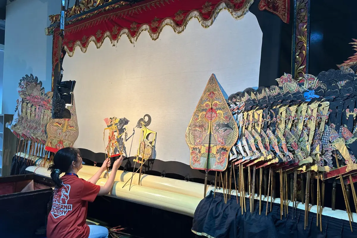 Siswa akademi Sampoerna diperkenalkan dengan wayang dan gamelan. (Istimewa)