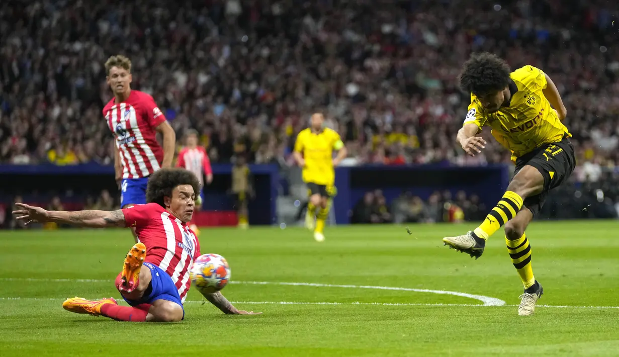 Pemain Atletico Madrid, Axel Witsel, berusaha mengadang tendangan pemain Borussia Dortmund, Karim Adeyemi, pada leg pertama perempat final Liga Champions di Stadion Metropolitano, Kamis (11/4/2024). (AP Photo/Manu Fernandez)
