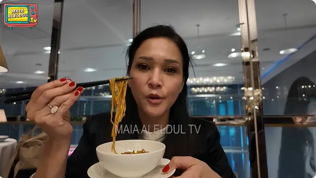 6 Momen Ultah Irwan Mussry ke-63 di Hong Kong, Maia Estianty Nikmati Kuliner Lezat