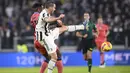 Penyerang Atalanta Duvan Zapata berebut bola dengan bek Juventus Leonardo Bonucci pada laga pekan ke-14 Liga Italia di Allianz stadium, Minggu (28/11/2021) dini hari WIB. Juventus kalah 0-1 di kandang sendiri kala menjamu Atalanta. (Fabio Ferrari/LaPresse via AP)