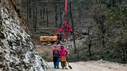 Tim penyelamat India membawa sebuah mesin penggali baru untuk membuka poros vertikal untuk membebaskan 41 pekerja yang terjebak di dalam terowongan jalan yang runtuh selama dua minggu. (Arun SANKAR/AFP)