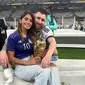 Antonella Roccuzzo juga membagikan pose romantisnya bareng sang suami tercinta. Ibu tiga anak itu tampak memakai jersey ungu bernomor 10 sambil memegang trofi Piala Dunia. Ia juga bersandar kepada sang suami yang berpose di belakangnya. Antonella pun begitu bangga atas pencapaian sang suami. (Liputan6.com/IG/@antonelaroccuzzo)