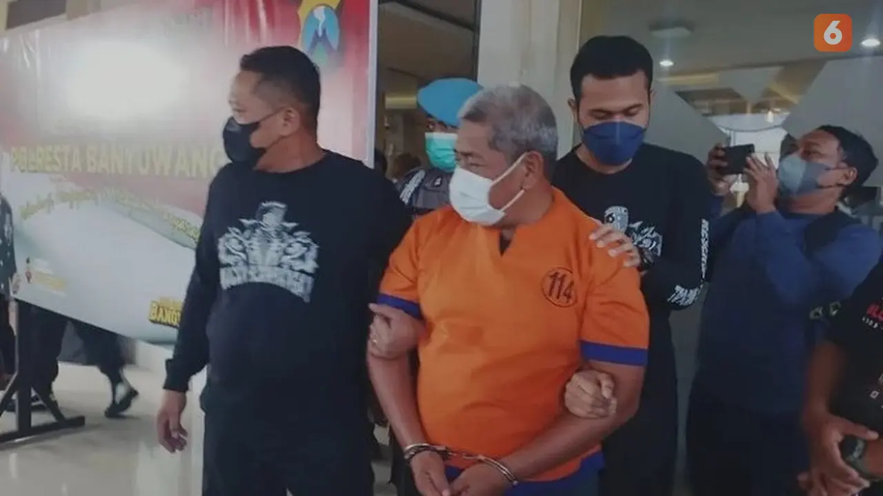Tersangka FZ dihadirkan di Mapolresta Banyuwangi saat jumpa pers dengan media. (Hermawan Arifianto/Liputan6.com).