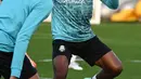 Bek Villarreal, Pervis Estupinan mengikuti sesi latihan di Ciudad deportiva Villarreal di Vila-Real menjelang laga Liga Champions, Senin (1/11/2021). Villarreal akan menjamu Young Boys pada matchday 4 Grup F Liga Champions 2021/22, Rabu (3/11) WIB di Estadio de la Ceramica (JOSE JORDAN / AFP)
