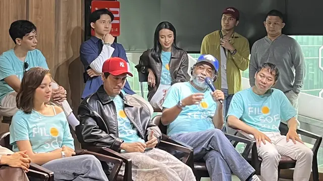 Kiki Narendra, mengangkat mic dalam konferensi pers official poster & soundtrack film Filosofi Teras di kawasan Jakarta pada, (27/10/2026). (Liputan6.com/Afradhiya N. R)