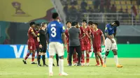 Pelatih kepala Timnas Indonesia U-17, Bima Sakti memberikan semangat kepada pemainnya saat menghadapi Timnas Ekuador U-17 pada laga pertama Grup A Piala Dunia U-17 di Stadion Gelora Bung Tomo, Surabaya, Jumat (10/11/2023) malam WIB. (Bola.com/Bagaskara Lazuardi)