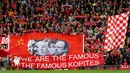 Suporter Liverpool merayakan merayakan kemenangan timnya atas Hull City dalam laga Premier League di Stadion Anfield, Sabtu (24/9/2016). (Reuters/Eddie Keogh)