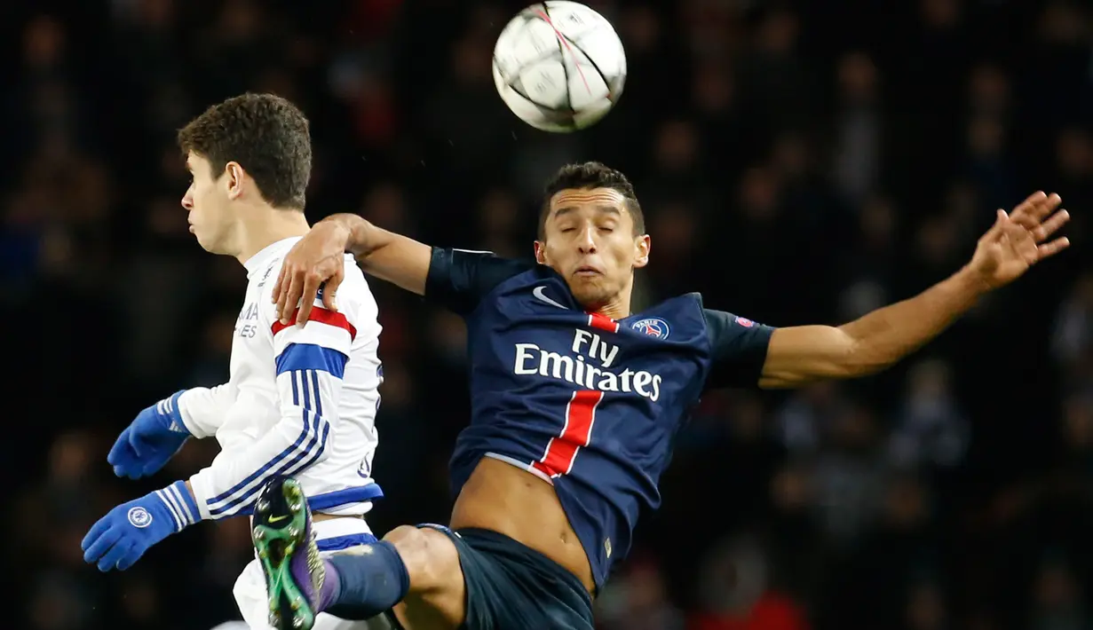 Bek PSG, Marquinhos (kanan) berebut bola udara dengan gelandang Chelsea, Oscar pada leg pertama Babak 16 besar Liga Champions di Parc des Princes, Paris, Rabu (17/2). PSG menang atas Chelsea dengan skor 2-1. (Reuters/Gonzalo Fuentes)