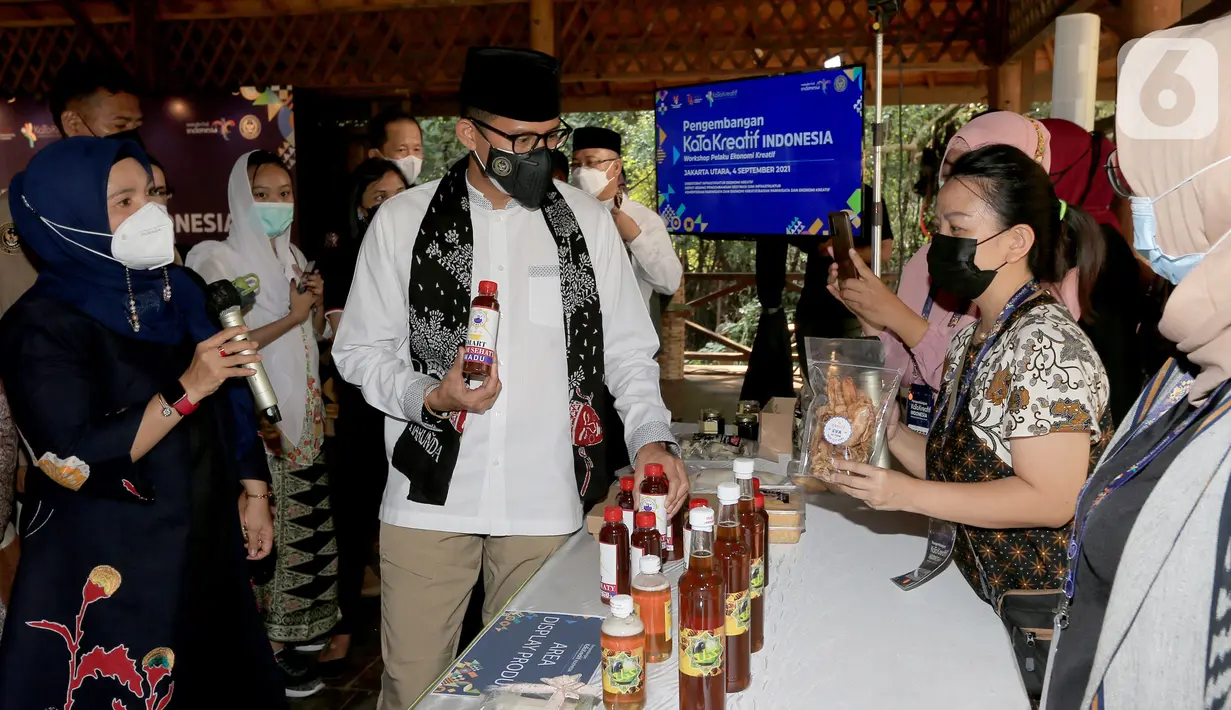 Menteri Pariwisata dan Ekonomi Kreatif (Parekraf) / Kepala Badan Pariwisata dan Ekonomi Kreatif Sandiaga Uno mengunjungi pameran pelaku UMKM yang bergerak di sektor pariwisata dan ekonomi kreatif di Taman Wisata Alam Magrove, PIK, Jakarta Utara, Sabtu (04/09/2021). (Liputan6.com/Fery Pradolo)