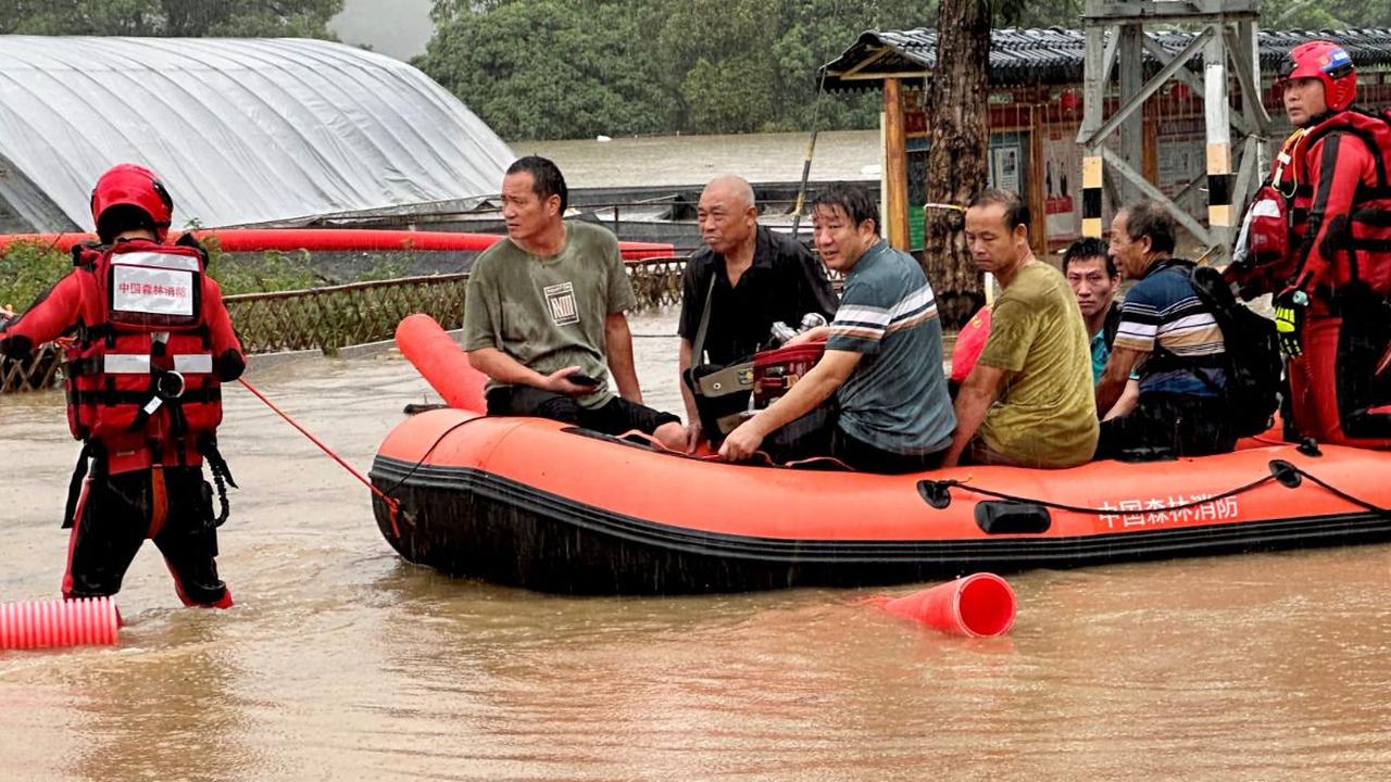 Banjir yang disebabkan tingginya curah hujan itu juga mengakibatkan kerugian ekonomi yang sangat besar yakni USD 2 miliar atau sekitar Rp30 triliun.<br>