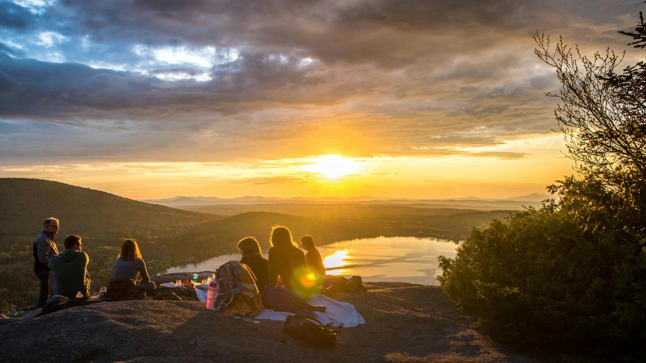 ilustrasi piknik ke berkemah dengan seru