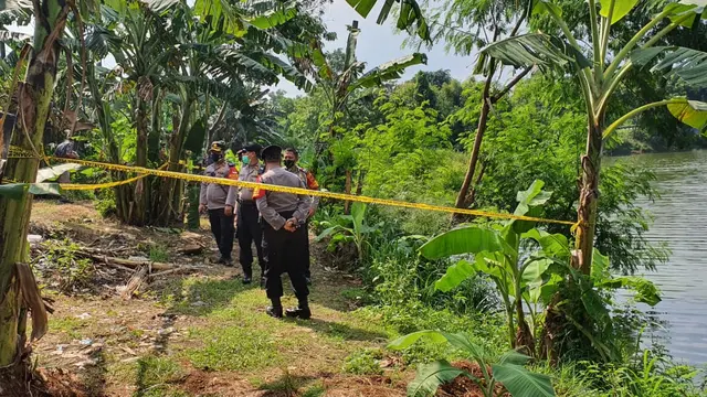 Sebuah helikopter jatuh ke Situ Buperta, Kecamatan Cimanggis, Kota Depok. (Liputan6.com, Dicky Agung Prihanto)