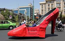 Uniknya mobil sepatu milik tukang semir jalanan di Iran