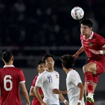 Pemain Timnas Indonesia U-23, Elkan Baggott (kanan), menghalau bola di udara dari tendangan pemain Chinese Taipei U-23 dalam pertandingan Grup K Kualifikasi Piala Asia U-23 2024 di Stadion Manahan, Solo, Sabtu (9/9/2023). (Bola.com/Arief Bagus Prasetiyo)