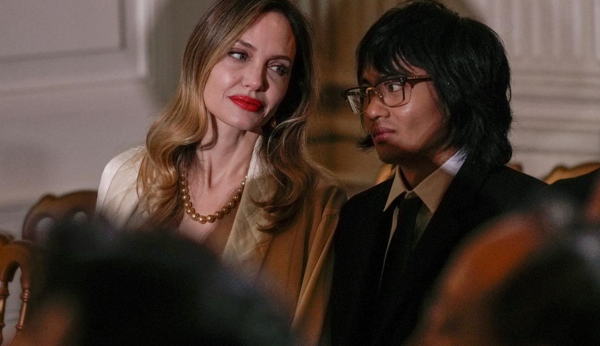 Angelina Jolie menjadi salah satu di antara tamu kehormatan yang bergabung dengan Joe dan Jill Biden dalam jamuan makan malam kenegaraan di Gedung Putih untuk Korea Selatan.  (AP Photo/Susan Walsh)
