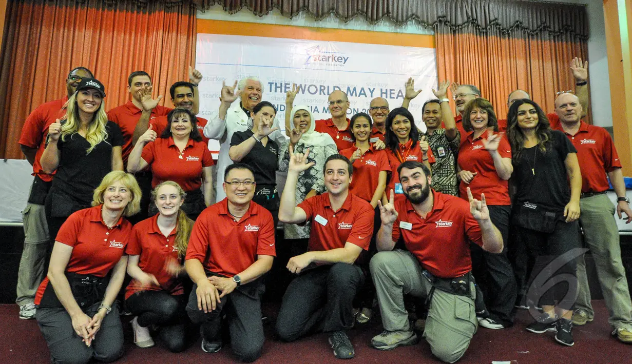 Tim Starkey Hearing Foundation berpose bersama Mensos Khofifah Indar Parawansa usai memberikan alat bantu dengar secara cuma-cuma di Gedung Kemensos, Jakarta, Jumat (27/3/2015).(Liputan6.com/Faizal Fanani)