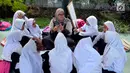 Suasana Pesantren Ramadhan di halaman Masjid Sunda Kelapa, Jakarta, Jumat (9/6). Cap Kaki Tiga memperingati HUT ke-80 tahun  dengan membagikan takjil kepada 10.000 anak Yatim dan Dhuafa di Jakarta dan Surabaya. (Liputan6.com/Johan Tallo)