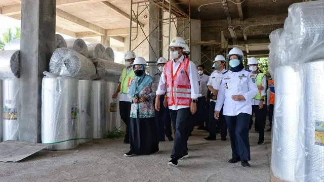 Menteri Perhubungan Budi Karya Sumadi saat meninjau progres pembangunan Terminal Tingkir, di Salatiga, Jawa Tengah. Terminal ini menggunakan konsep mixed use untuk pusat kegiatan masyarakat dan UMKM. (Dok Kemenhub)