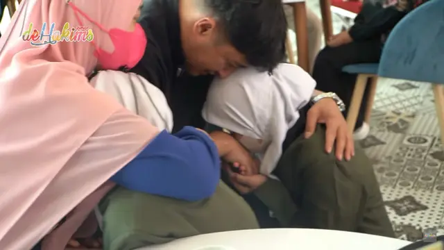 Irfan Hakim Jenguk Kedua Putri Kembarnya di Pesantren