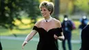 Dikenal sebagai “Gaun Balas Dendam”, gaun sutra hitam Christina Stambolian ini dikenakan Diana ke pesta musim panas Serpentine Gallery pada tahun 1994 pada malam yang sama ketika Pangeran Charles mengaku berselingkuh dengan Camilla Parker-Bowles. (FOTO: Instagram.com/Princesdianaa).