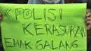 Kaum ibu yang tergabung dalam Emak-Emak Indonesia membentangkan poster saat aksi di depan Gedung Polda Metro Jaya, Jakarta, Minggu (29/9/2019). Mereka juga menuntut Presiden Jokowi untuk menghentikan intimidasi serta kriminalisasi pejuang demokrasi. (merdeka.com/Iqbal S. Nugroho)