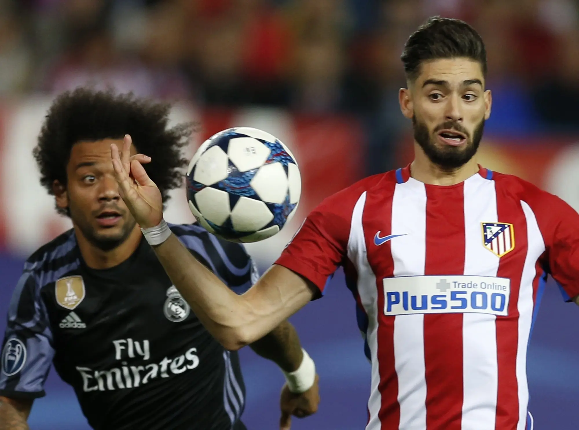 Winger Atletico Madrid, Yannick Carrasco (kanan), dijaga bek Real Madrid, Marcelo Vieira, pada leg kedua semifinal Liga Champions di Estadio Vicente Calderon, Kamis (11/5/2017) dinihari WIB. (AP Photo/Francisco Seco)