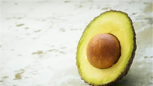 1. Pilih Alpukat yang Sudah Matang Sempurna