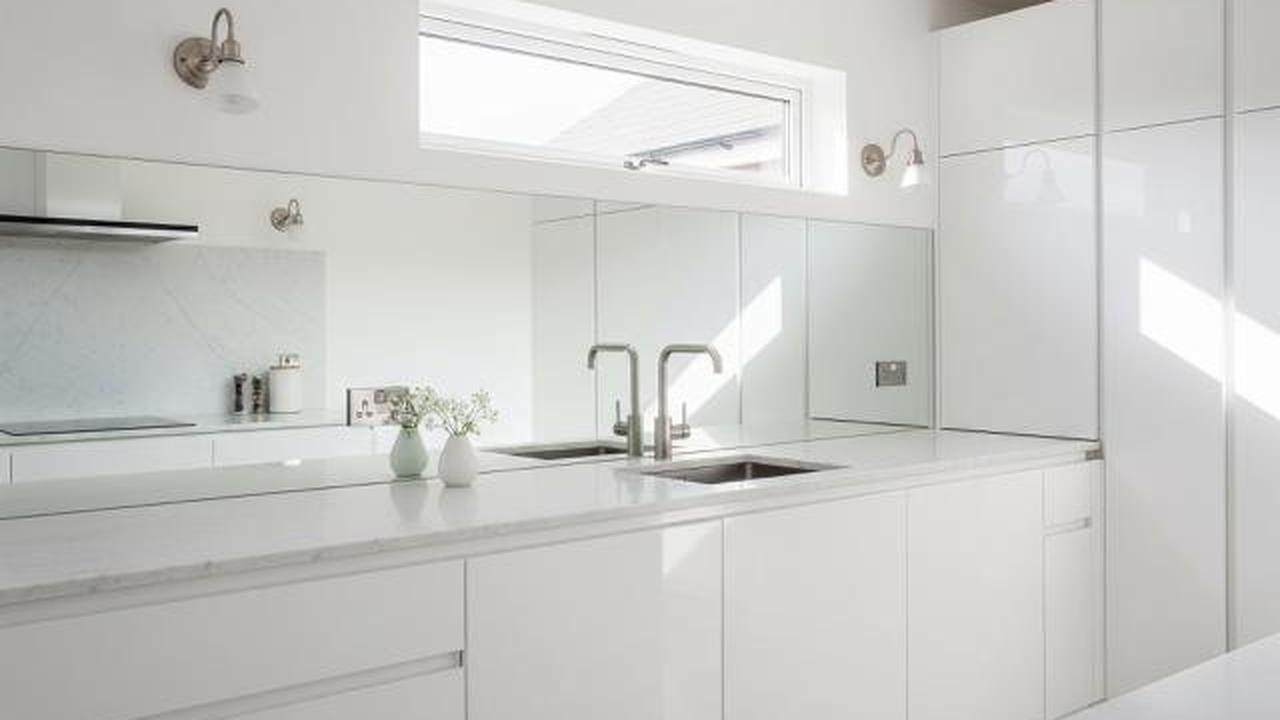 Dapur Monokrom Putih dengan Aksen Cermin/Desain Dapur Ukuran 3x3 Meter dengan Pencahayaan Alami (Sumber: gemini.com)